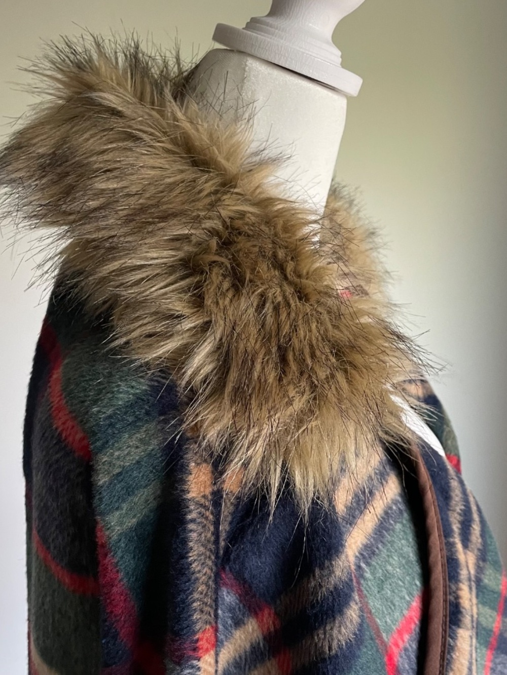 ETWO Luxury Tartan Plaid Cape Poncho Coat with Faux Fur Collar O/S - Picture 4 of 12